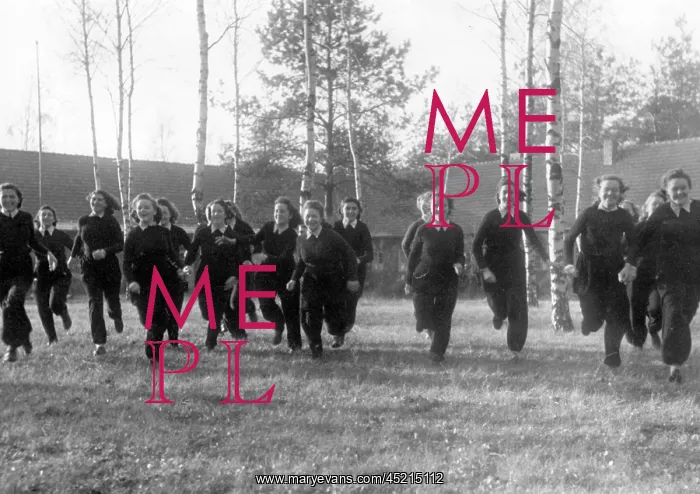 : WW II - women at the front 1944 : WW II - women at the front 1944
