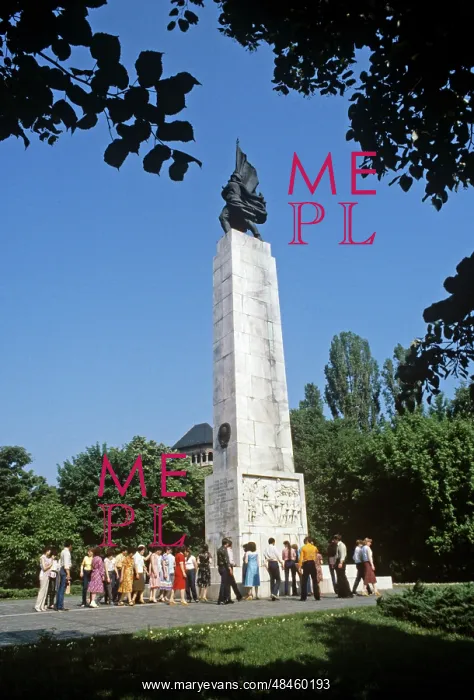 : WW memorial to Soviet soldiers in Bucharest, 1985 : WW memorial to Soviet soldiers in Bucharest, 1985