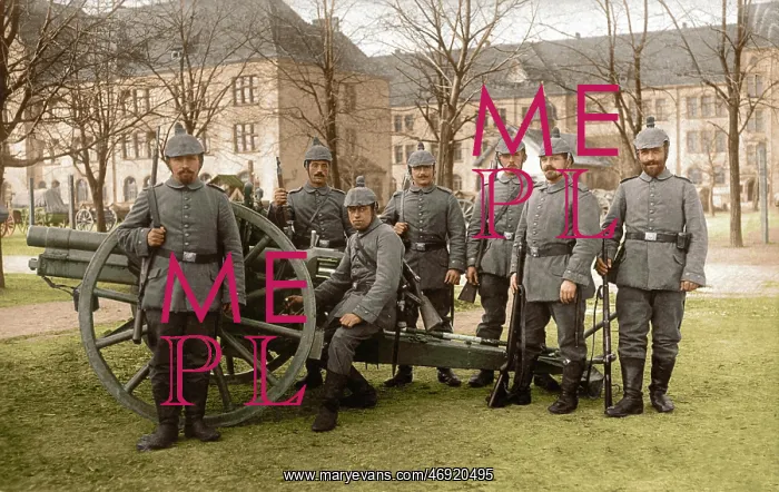 : WW1 100. WW1 - A German Field Artillery crew poses with a 7.7 cm Feldkanone : WW1 100. WW1 - A German Field Artillery crew poses with a 7.7 cm Feldkanone
