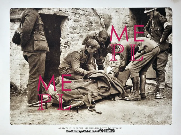 : WW1 - Arrival of wounded soldier on stretcher : WW1 - Arrival of wounded soldier on stretcher