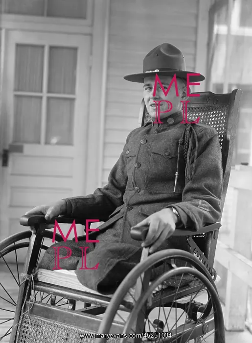 : WW1 era uniformed U.S. soldier with both of his : WW1 era uniformed U.S. soldier with both of his