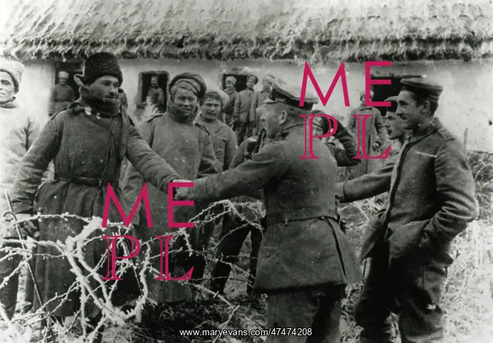 : WW1 - German and Russian troops meet over the barbed wire : WW1 - German and Russian troops meet over the barbed wire