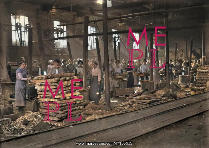 : WW1 - Group of manual workers in a factory - Shrapnel : WW1 - Group of manual workers in a factory - Shrapnel