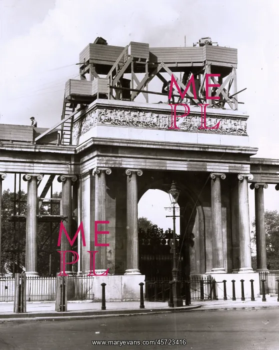: WW1 - Hyde Park Corner - converted to mount searchlights : WW1 - Hyde Park Corner - converted to mount searchlights