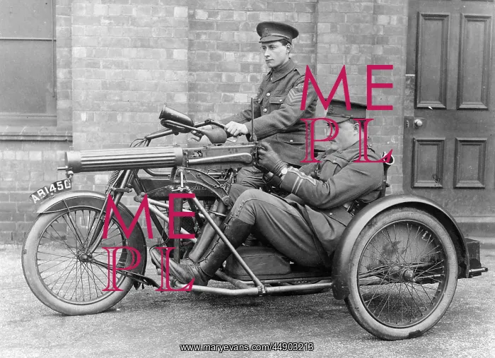 : WW1 - Motorcycle with sidecar and mounted machine gun : WW1 - Motorcycle with sidecar and mounted machine gun