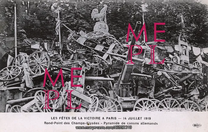 : WW1 - Victory in Paris - Mound of Captured German Guns : WW1 - Victory in Paris - Mound of Captured German Guns