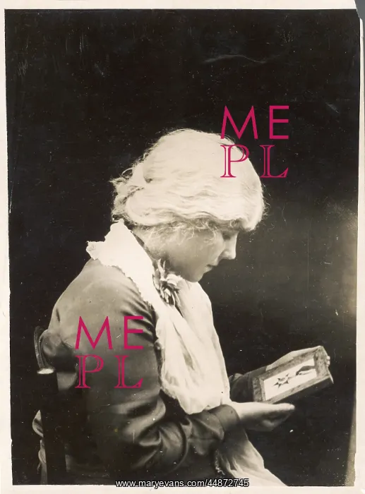 : WW1 WIFE WITH MEDAL : WW1 WIFE WITH MEDAL