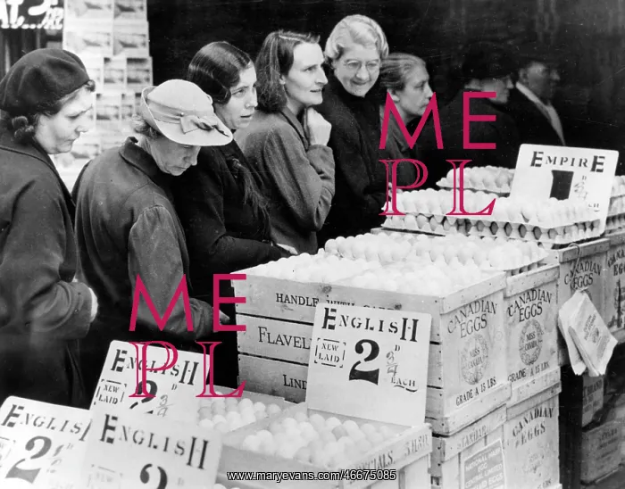 : WW2 - Home front - British housewives queue to buy eggs : WW2 - Home front - British housewives queue to buy eggs