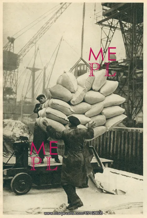  : WW2 Merchant Navy, Hoisting Supplies