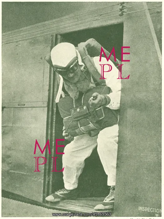 : WW2 - Parachutist Making A Delayed Drop : WW2 - Parachutist Making A Delayed Drop