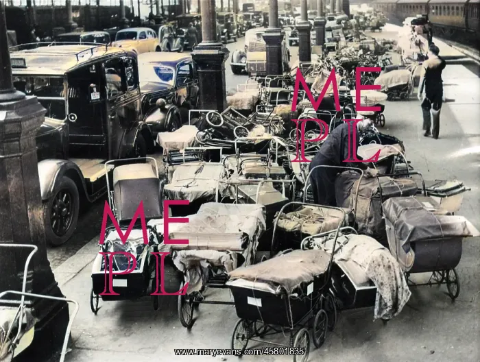 : WW2 - Prams with possessions return with Evacuees going home : WW2 - Prams with possessions return with Evacuees going home