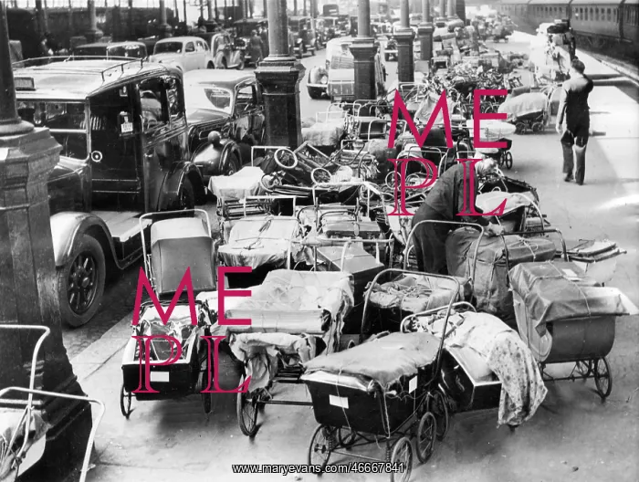 : WW2 - Prams with possessions return with Evacuees going home : WW2 - Prams with possessions return with Evacuees going home