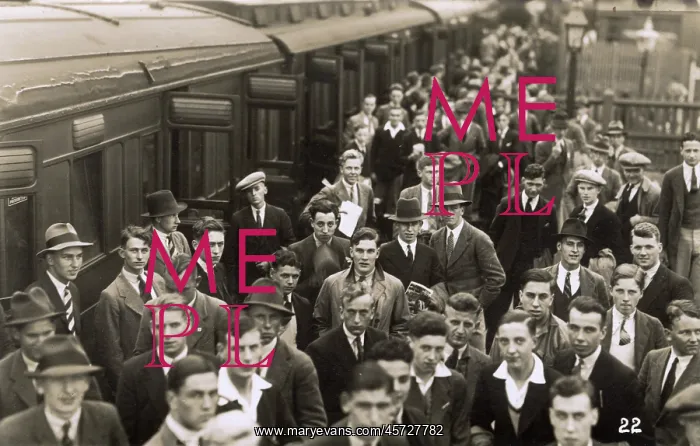 : WW2 - Young men joining up
