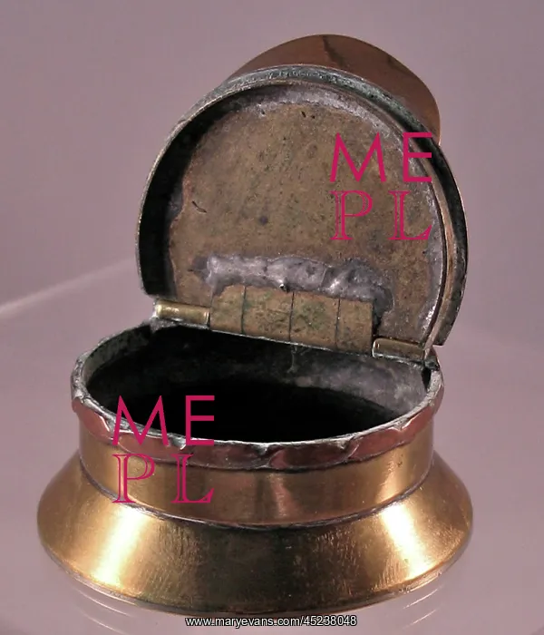 : WWI brass snuffbox modelled as British Army service cap : WWI brass snuffbox modelled as British Army service cap