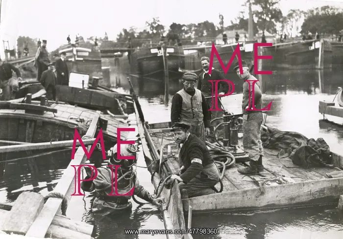 : WWI: divers clearing sunken pontoon bridge, River Oise : WWI: divers clearing sunken pontoon bridge, River Oise