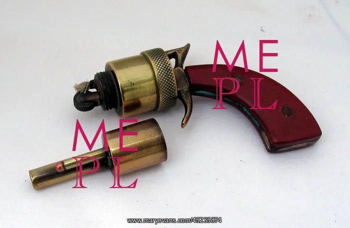 : WWI lighter in the shape of a pistol : WWI lighter in the shape of a pistol