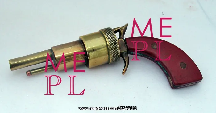 : WWI lighter in the shape of a pistol : WWI lighter in the shape of a pistol