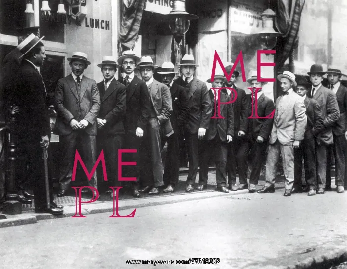 : WWI, New Yorkers Lined Up To Enlist : WWI, New Yorkers Lined Up To Enlist