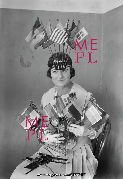 : WWI - Woman - Flags - Actress : WWI - Woman - Flags - Actress