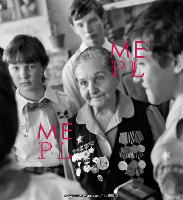 : WWII veteran Ryabova and students : WWII veteran Ryabova and students