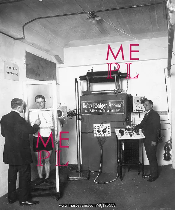 : X-ray examination in Berlin, 1912 : X-ray examination in Berlin, 1912