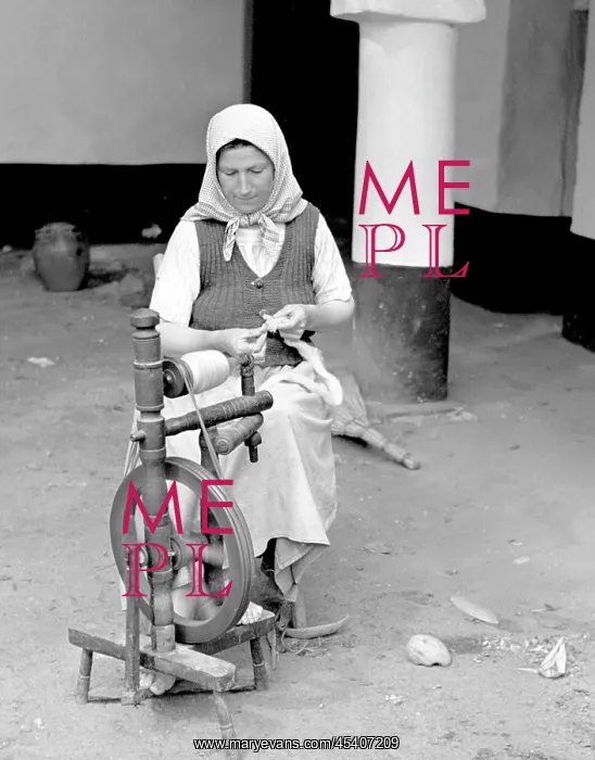 : Yarn making - tradition - spinning wheel : Yarn making - tradition - spinning wheel