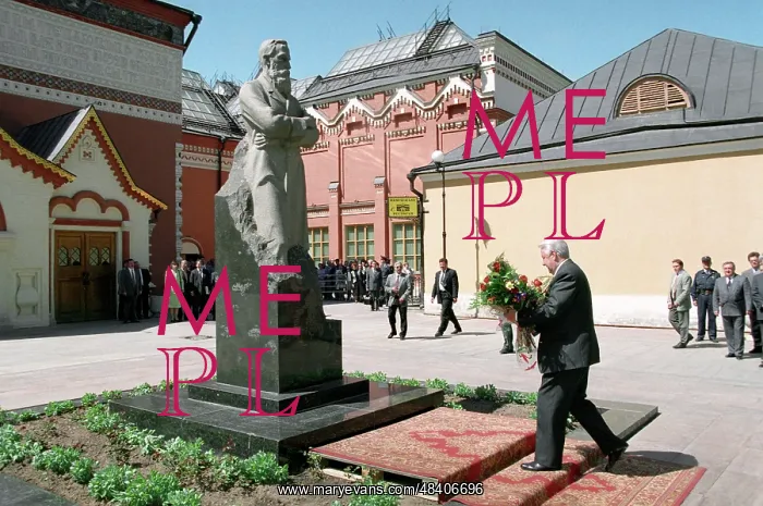 : Yeltsin visits Thetyakov gallery : Yeltsin visits Thetyakov gallery