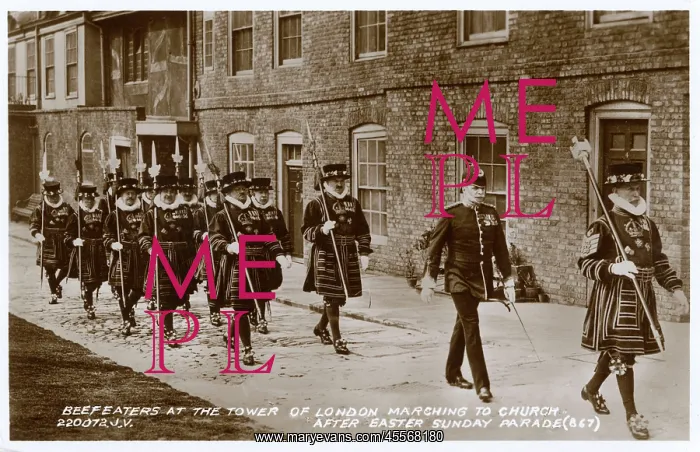 : Yeoman Warders of the Tower on their way to Easter service : Yeoman Warders of the Tower on their way to Easter service