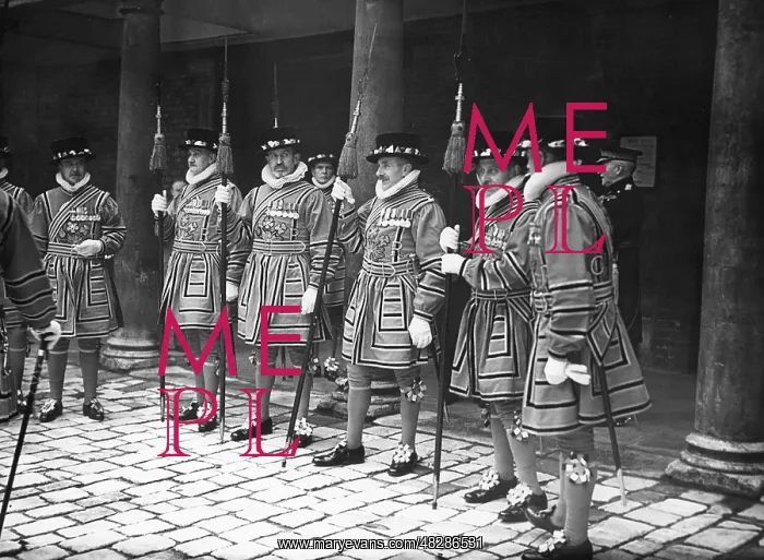 : Yeomen of the Guards in front of St. James's : Yeomen of the Guards in front of St. James's