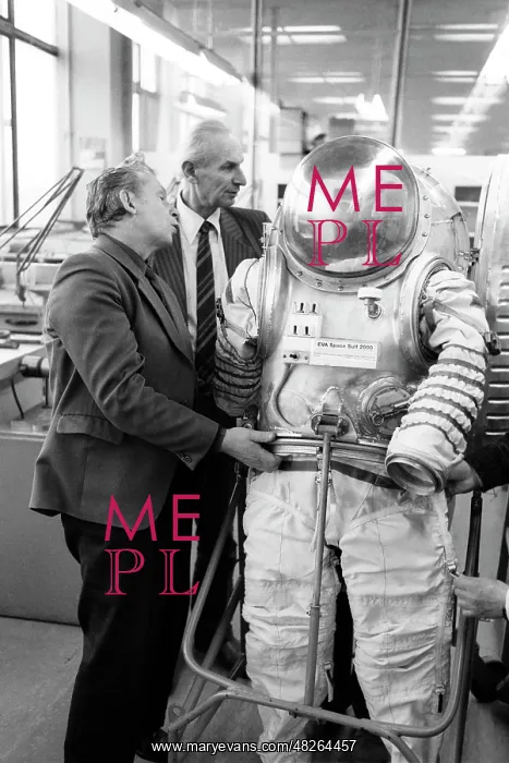 : Yeva-2000 spacesuit model, 1992 : Yeva-2000 spacesuit model, 1992