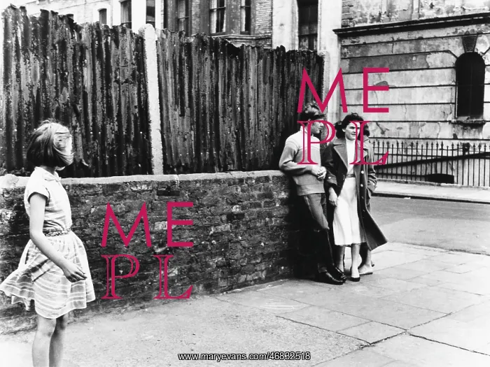  : Young couple in St Stephen's Gardens