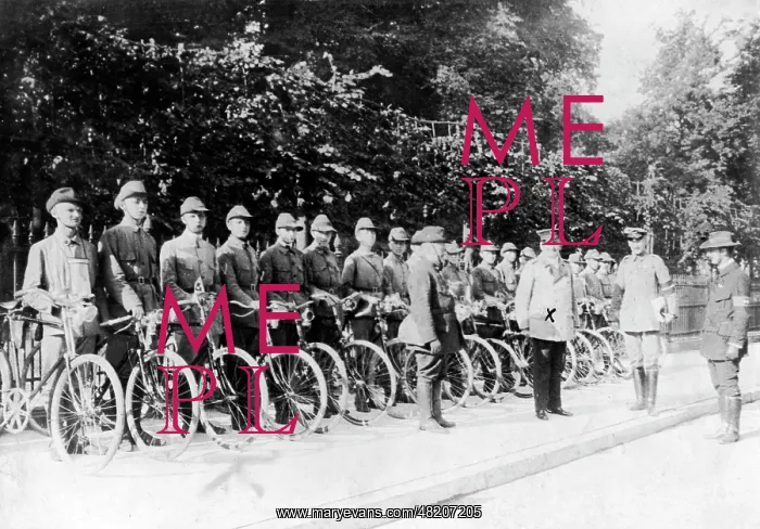 : Young cyclists division in Brussels, 1914 : Young cyclists division in Brussels, 1914
