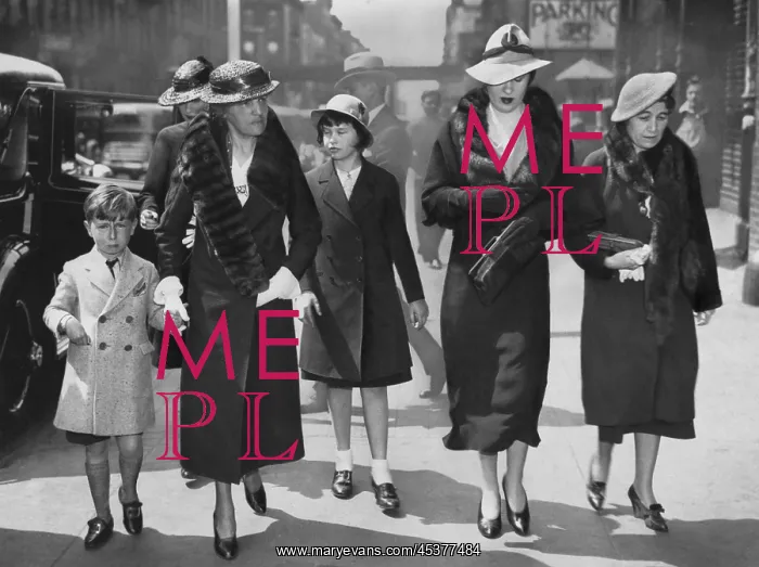 : Young Gloria Vanderbilt, center, with her : Young Gloria Vanderbilt, center, with her