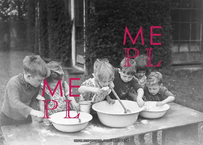 : SIX YOUNG KIDS COOKING : SIX YOUNG KIDS COOKING