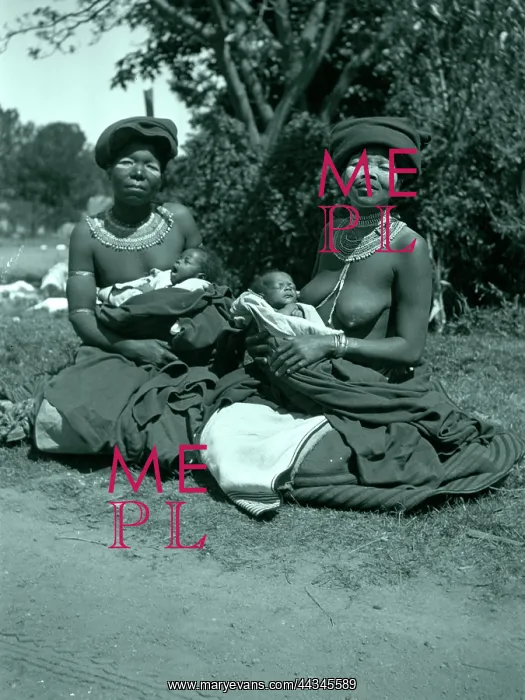 : Two young Ndlambe women with babies : Two young Ndlambe women with babies