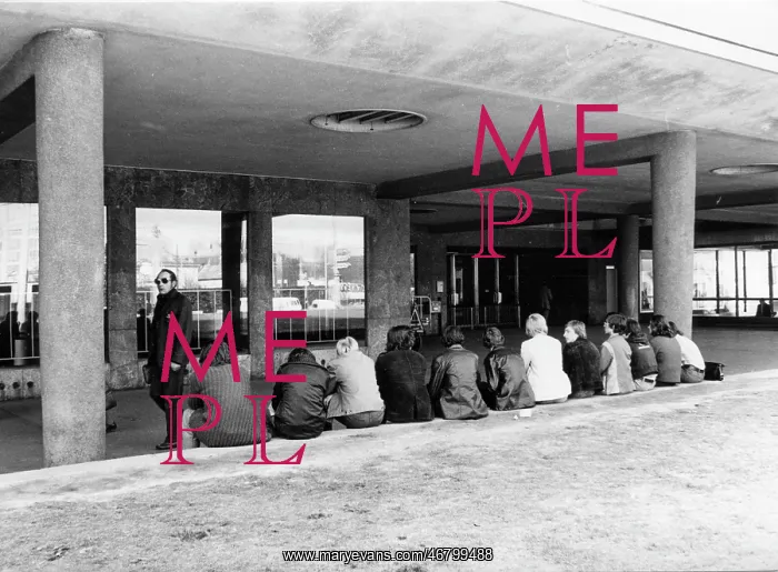: Young people at Vienna Sudbahnhof : Young people at Vienna Sudbahnhof