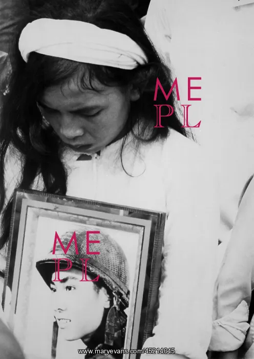 : An young Vietnamese widow mourns. Hugging ? : An young Vietnamese widow mourns. Hugging ?