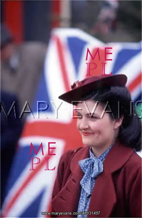 : YOUNG WOMAN 1940S : YOUNG WOMAN 1940S