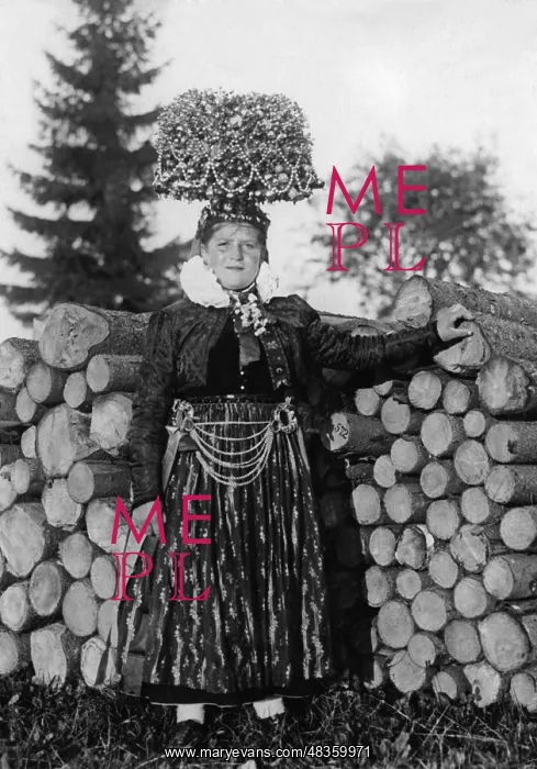 : Young woman from the Black Forest in festive : Young woman from the Black Forest in festive