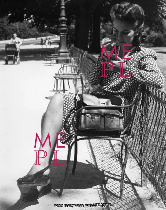 : Young woman in Paris, 1942 : Young woman in Paris, 1942