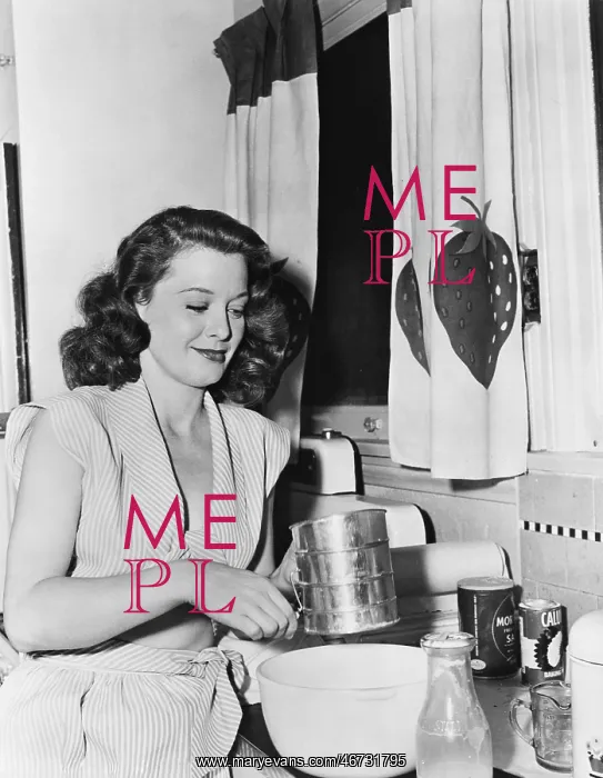 : Young woman preparing food in the kitchen : Young woman preparing food in the kitchen