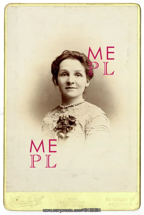  : Young woman in studio photo