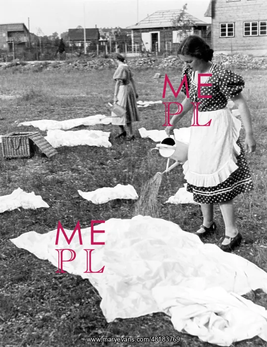 : Young women bleaching laundry, 1938 : Young women bleaching laundry, 1938