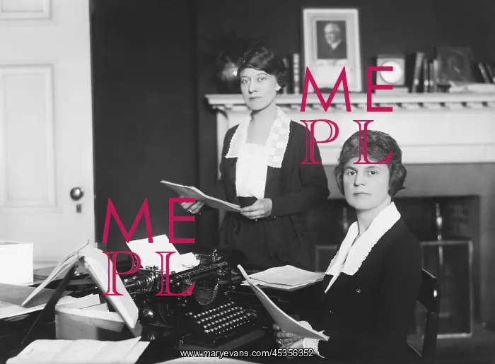: Young women office workers at White House during : Young women office workers at White House during