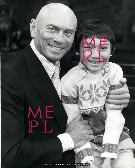 : Yul Brynner with Richard Chau, refugee boy : Yul Brynner with Richard Chau, refugee boy