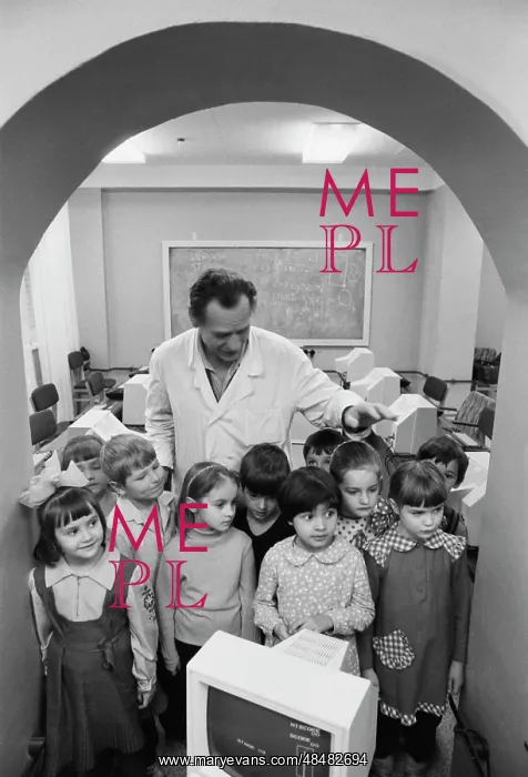 : Yuri Chernov and schoolchildren : Yuri Chernov and schoolchildren