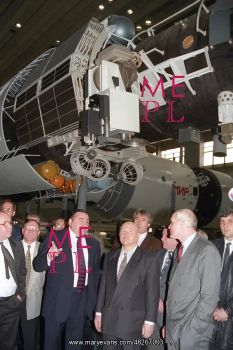 : Yuri Luzhkov visit to the Khrunichev State Research : Yuri Luzhkov visit to the Khrunichev State Research