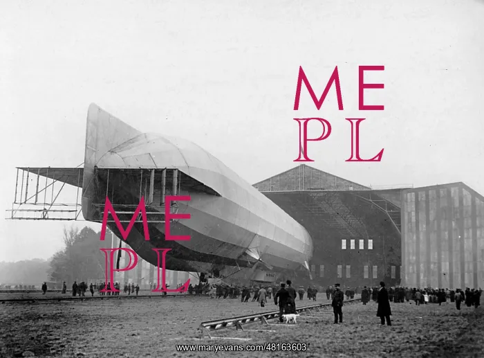 : The Zeppelin airship Hansa (LZ 13) is pulled in the balloo : The Zeppelin airship Hansa (LZ 13) is pulled in the balloo