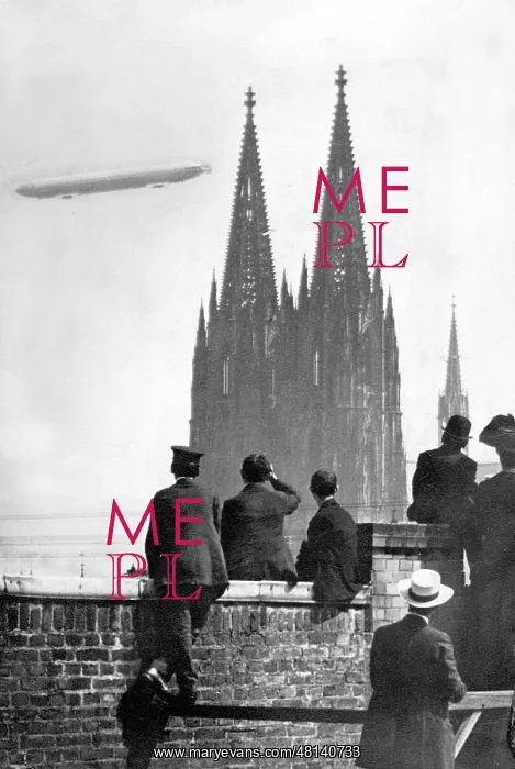 : Zeppelin airship LZ 3'above the Cologne Cathedral, 1909 : Zeppelin airship LZ 3'above the Cologne Cathedral, 1909