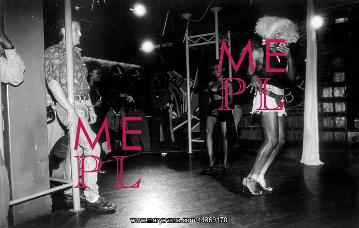 : Zimbabwe, Harare - drag performance, 1996. Photo Paul : Zimbabwe, Harare - drag performance, 1996. Photo Paul